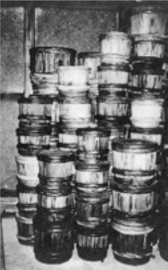 重ねられた醤油樽の写真